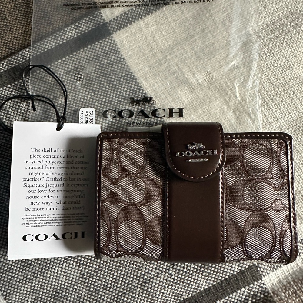 NWT Coach Medium Zip Wallet in Signature Jacquard